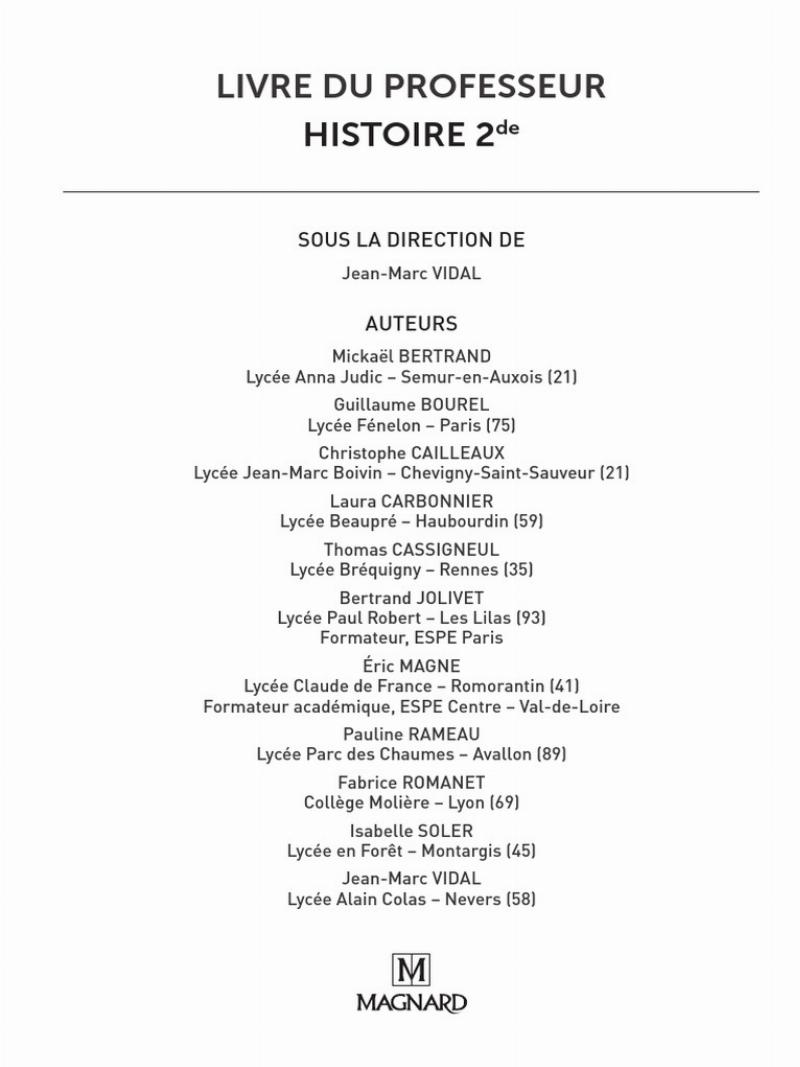 Une scène animée d'un salon littéraire parisien du 18ème siècle, avec des philosophes célèbres comme Voltaire, Diderot, et Rousseau discutant avec ferveur, entourés de dames élégantes et d'ouvrages ouverts. La pièce est richement décorée, avec de grandes fenêtres et une lumière douce éclairant la scène.